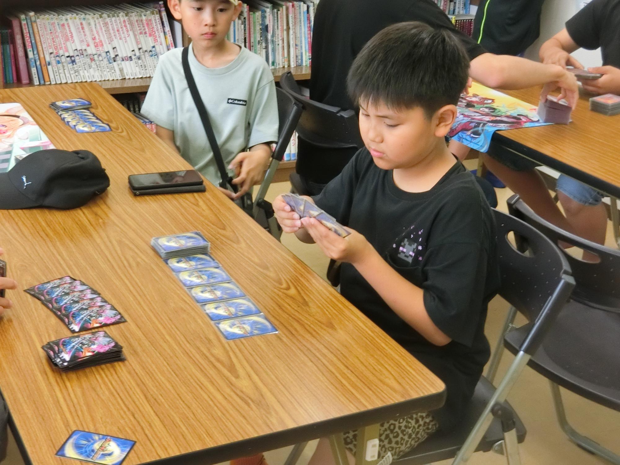 デュエマ大会に参加する児童たち