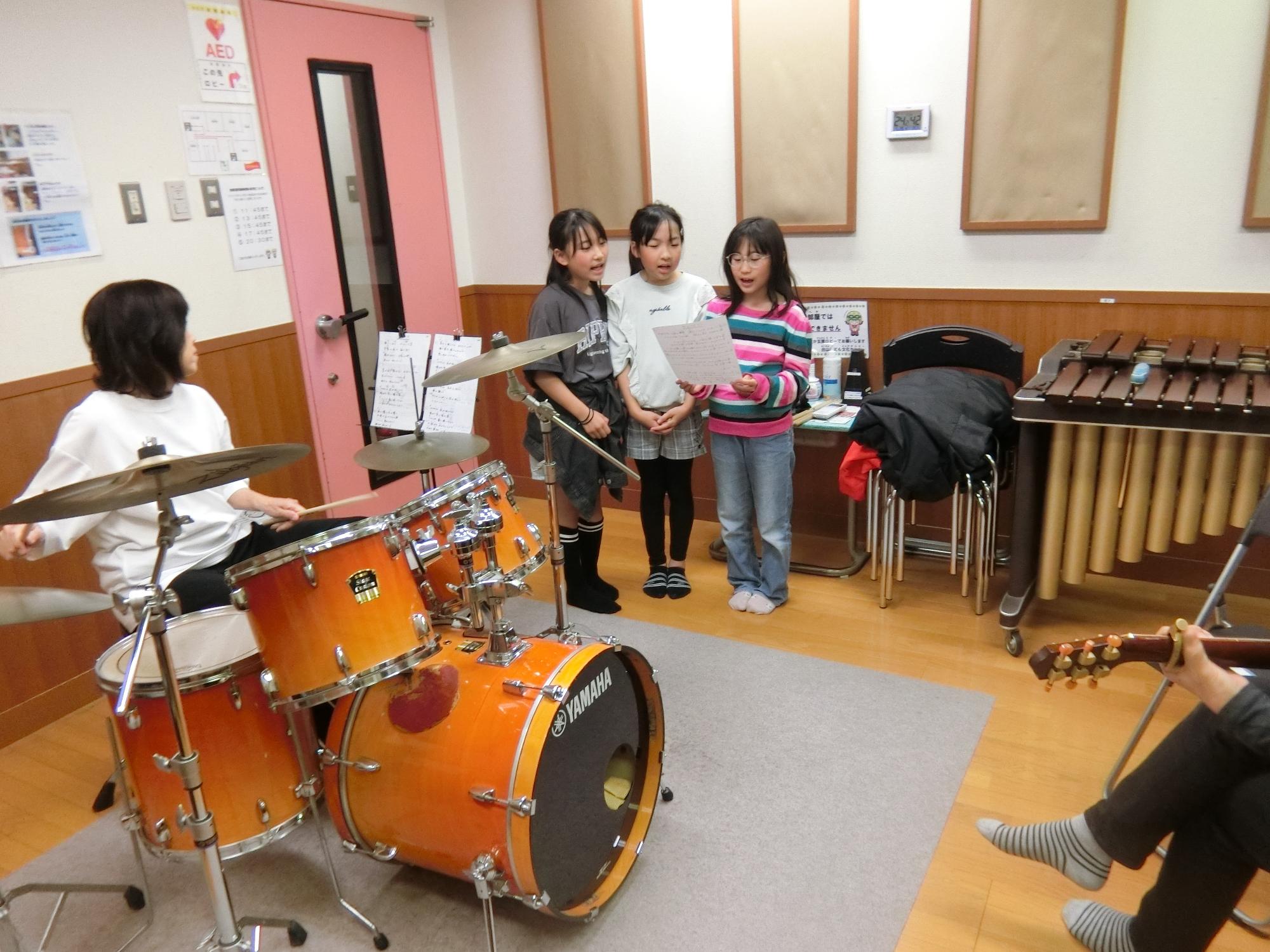 音楽室体験会に参加している女子が歌を歌っている様子です