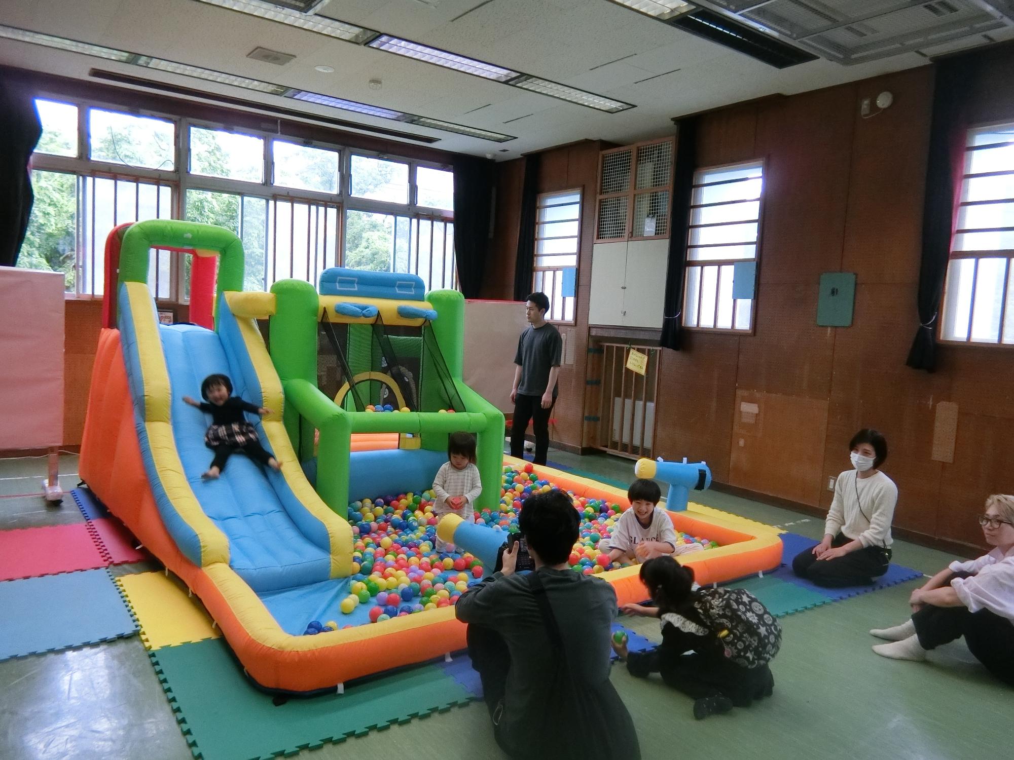 大型遊具で遊ぼうに参加する幼児親子