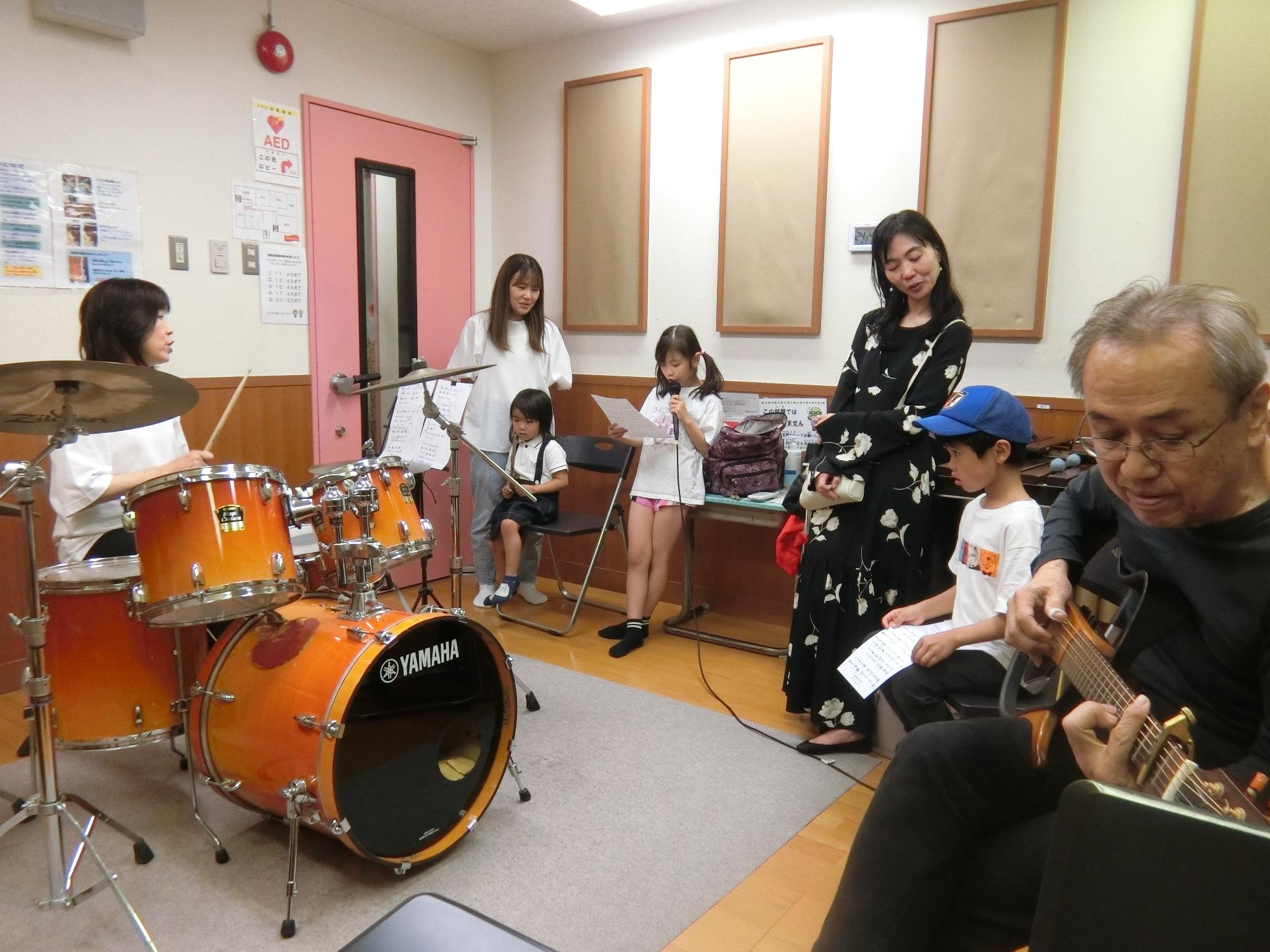 音楽室で歌っている様子