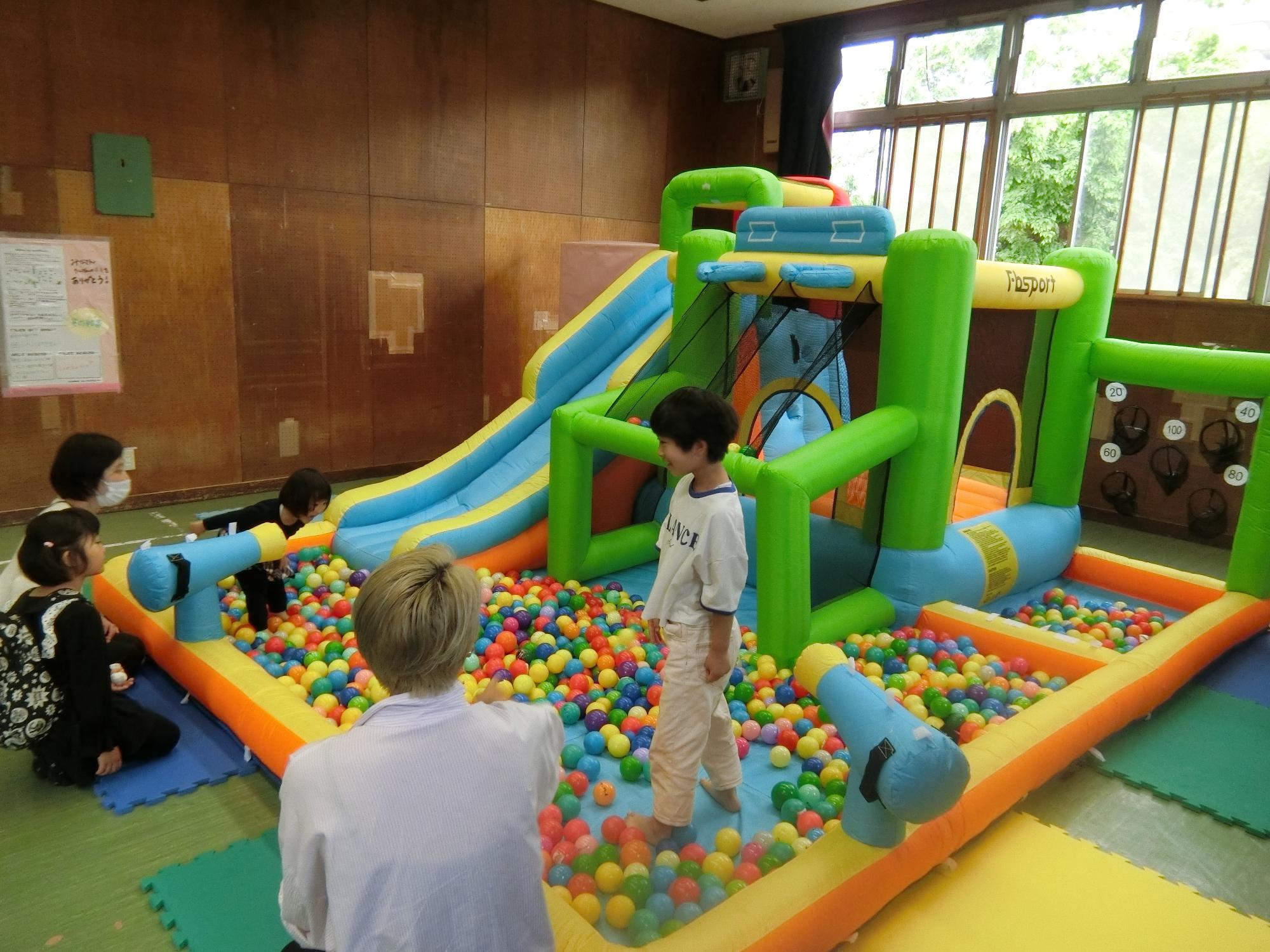 大型遊具で遊ぼうに参加する幼児親子