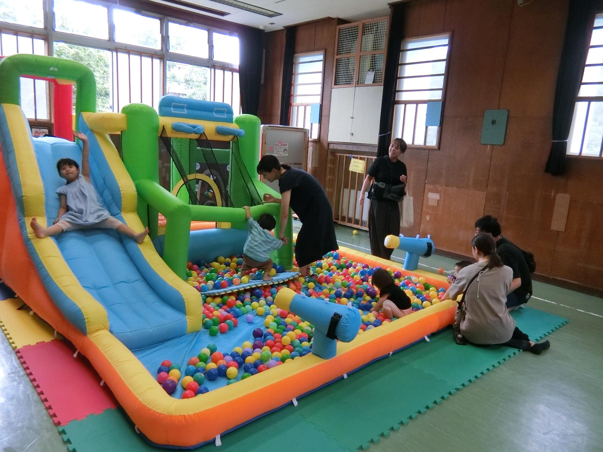 大型遊具で遊ぶ