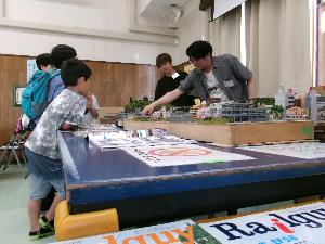 鉄道模型の様子を見ている様子