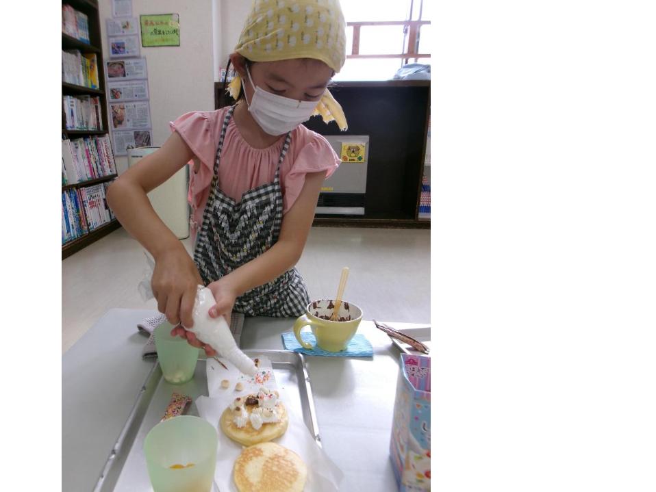 ホイップクリームをつけている様子