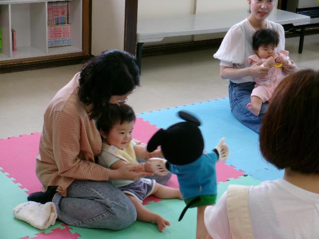 こんにちはの挨拶をしている様子