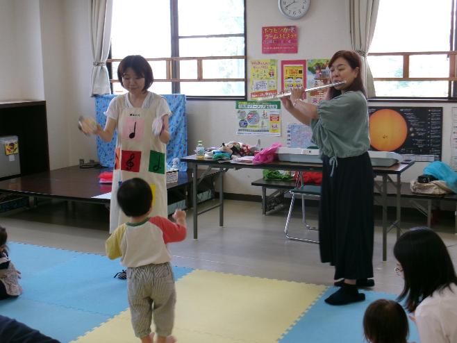 音楽に体を揺らしている様子