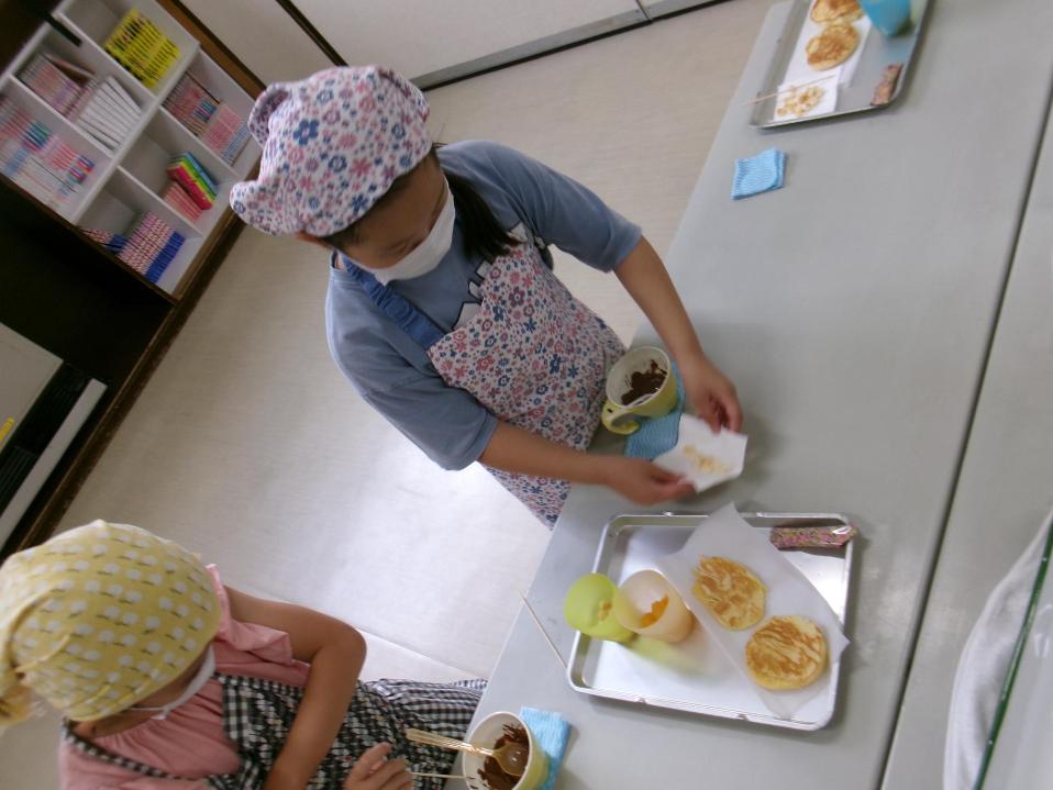 洋服を選んでいる様子