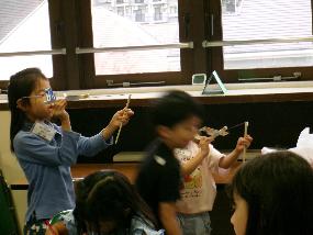 まとを狙っている様子