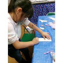 型紙を切って、追っている様子