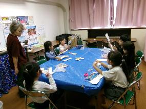 説明を聞いている様子