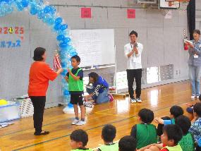 トロフィー返還の様子