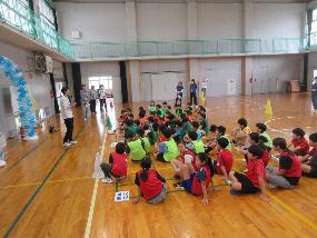 説明を聞いている様子