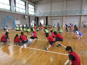 準備体操をしている様子