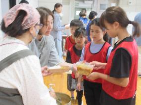 カレーをよそってもらう様子