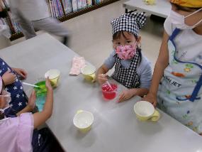 ゼリーをクラッシュしている様子