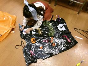 衣装を作っている様子