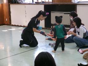 みんなで本をみています