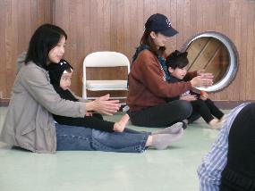 ママの膝で楽しんでいる様子