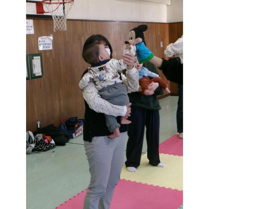 挨拶をしている様子