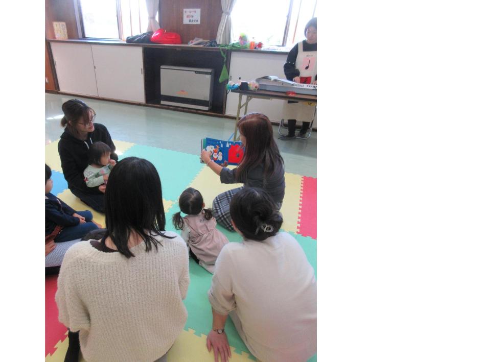 絵本を見ている様子