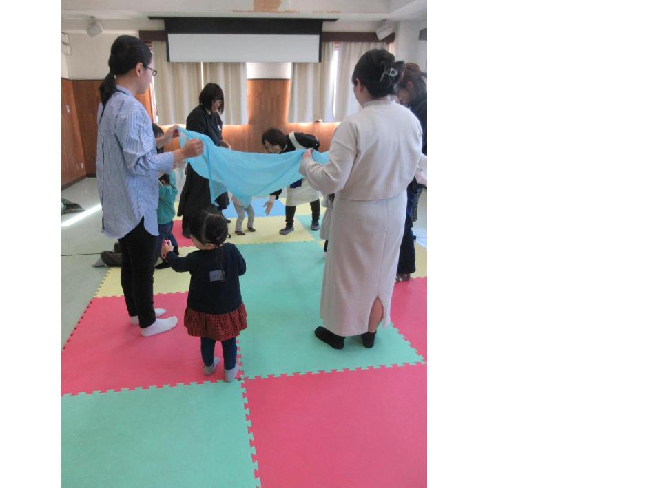 スカーフを広げている様子