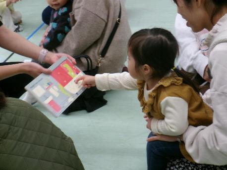 しかけ絵本を動かしている様子