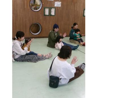 ママのお膝で遊びます