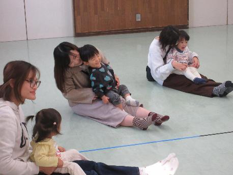 お膝にのっている様子