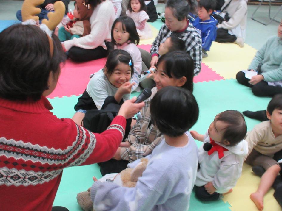 インタビューしている様子