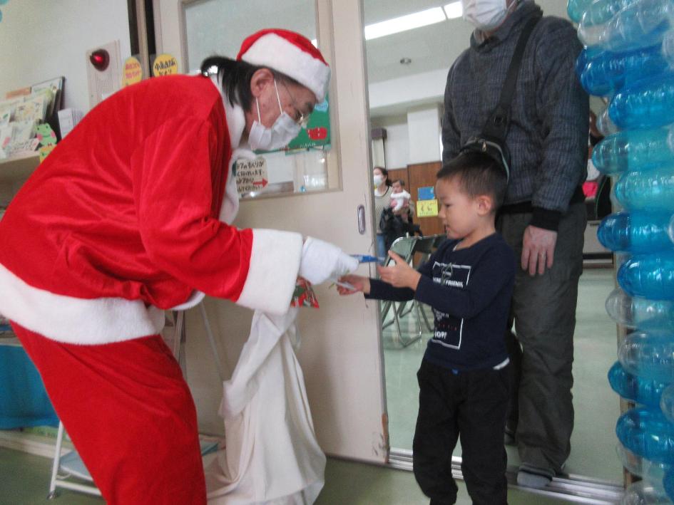 プレゼントをもらう様子