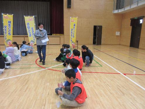 マンカラ大会の準備をしている様子