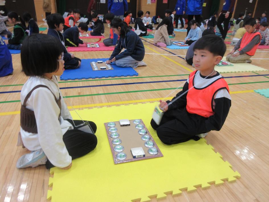 マンカラ対戦の様子