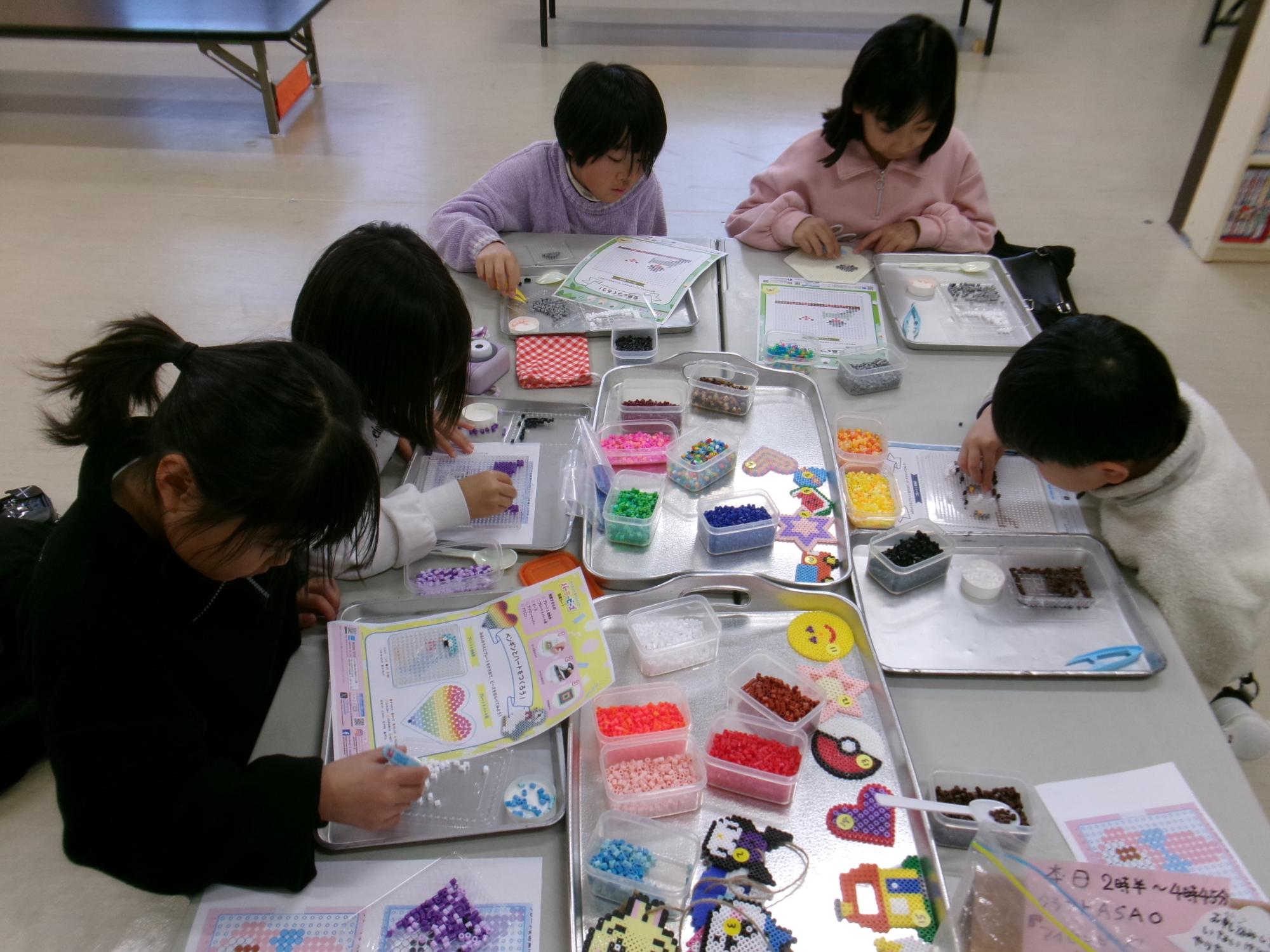 ビーズの配置に真剣な様子