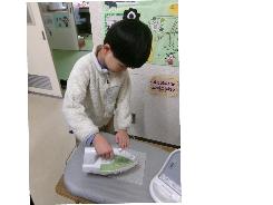 アイロンをかけている様子