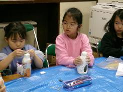 紙粘土をつける様子