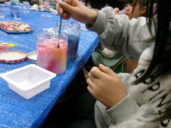 作品を完成している様子