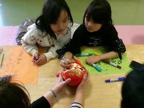 だるまに目を入れます