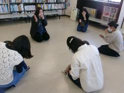 手遊びをしている様子