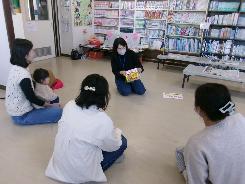 読み聞かせを聞いている様子