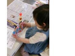 ひな人形をじっと見ている様子