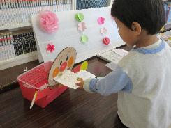 参加カードを入れている様子