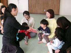 しかけ絵本を触っている様子