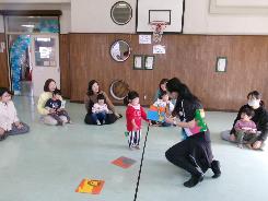 同じ絵を探している様子