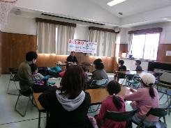 説明を聞いている様子