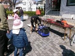 発電機を作動する様子