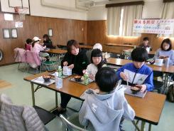 みんなで食べている様子