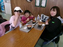 豚汁を食べている様子