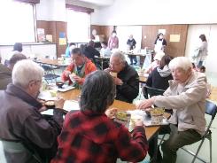 みなさんで食べている様子