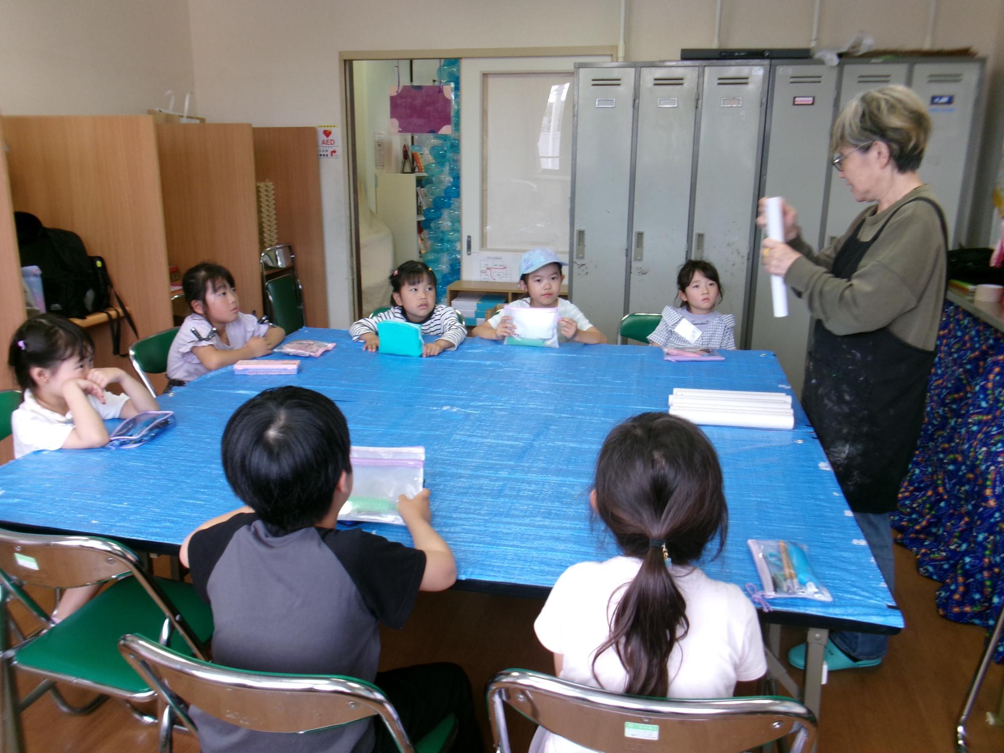 先生の説明を聞いている写真