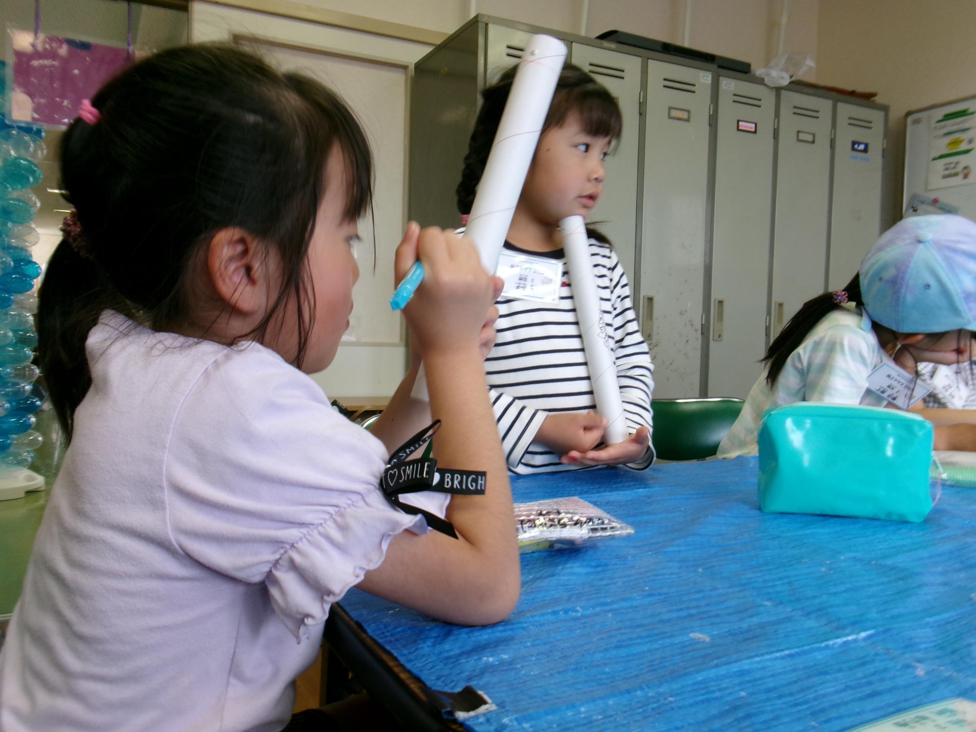 筒に好きな絵を描いている写真
